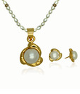 OPS. Plush Gold Plated Pearl Pendant Set DSNPS48